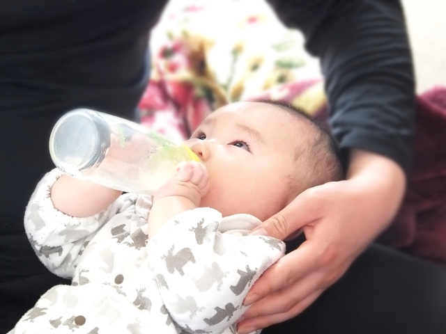 赤ちゃんがミルクを飲むシーン